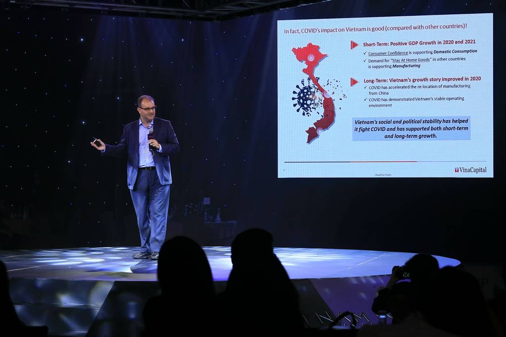 Giải Thưởng “VIETNAM HR Awards 2020”: Tôn Vinh 12 Câu Chuyện Ứng Biến Nhân Sự Truyền Cảm Hứng 23 Mr. Brook Taylor is presenting his Keynote