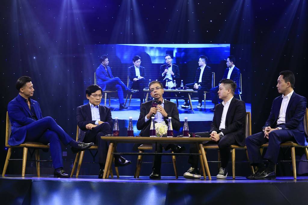 Giải Thưởng “VIETNAM HR Awards 2020”: Tôn Vinh 12 Câu Chuyện Ứng Biến Nhân Sự Truyền Cảm Hứng 24 The convergence of C-suite speakers from different generations in a panel discussion