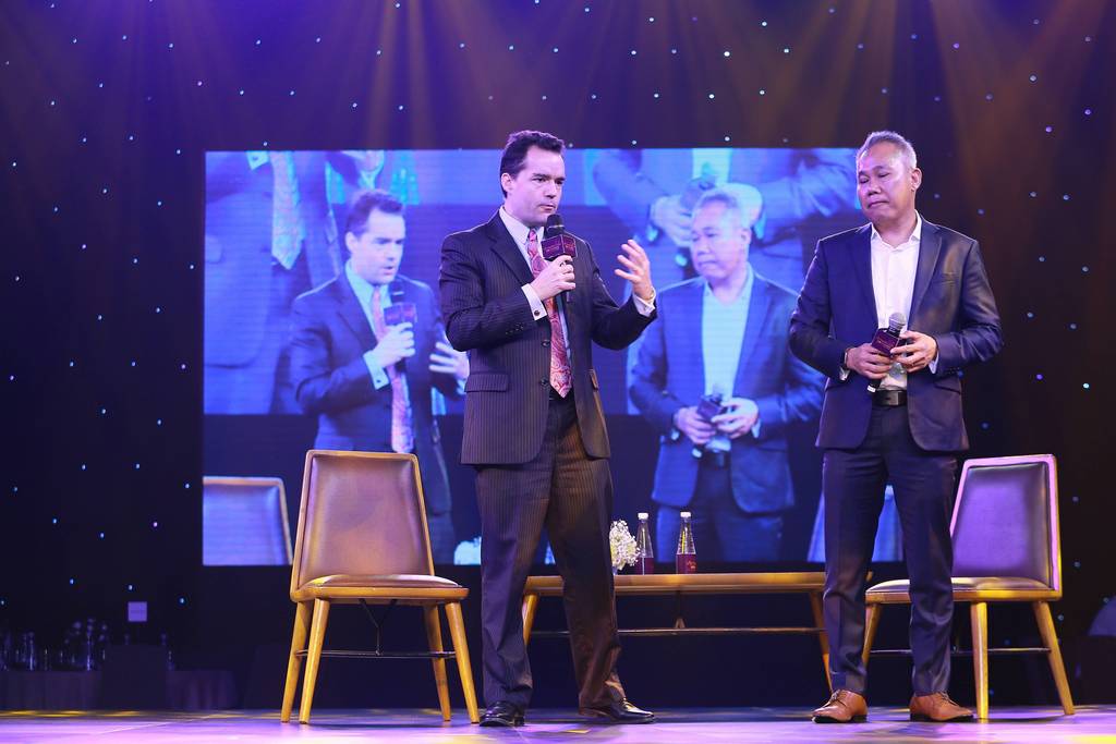 Giải Thưởng “VIETNAM HR Awards 2020”: Tôn Vinh 12 Câu Chuyện Ứng Biến Nhân Sự Truyền Cảm Hứng 25 Ãng Yeo và Ãng Blackwell Äang Äá»i thoại vá» bà i há»c thá»±c tế cá»§a công ty AWS