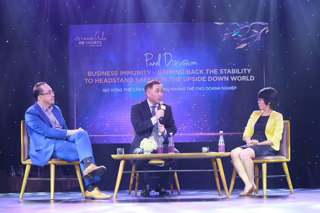 Giải Thưởng “VIETNAM HR Awards 2020”: Tôn Vinh 12 Câu Chuyện Ứng Biến Nhân Sự Truyền Cảm Hứng 26 Panel discussion between leaders of First Solar and Schneider Electric