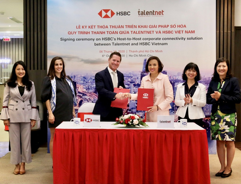 Signing Ceremony Between Talentnet And HSBC Vietnam About HSBC’s Host-To-Host Corporate Connectivity Solution 4 Signing ceremony between Talentnet and HSBC Vietnam -2