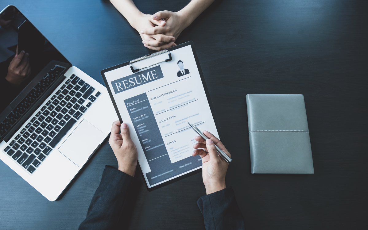 The Attraction of a Headhunter Agency to Businesses 2 Headhunting services help businesses shorten recruitment time thanks to efficient and detailed working steps.