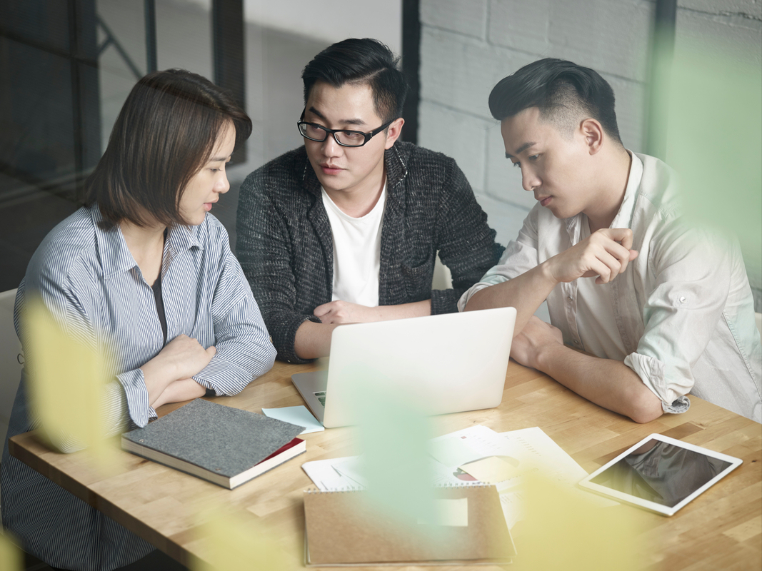 5 Yếu Tố Thúc Đẩy Trải Nghiệm Tích Cực Của Nhân Viên 6 planned team meetings or on-site social events and celebrations to make those early office days more purposeful.